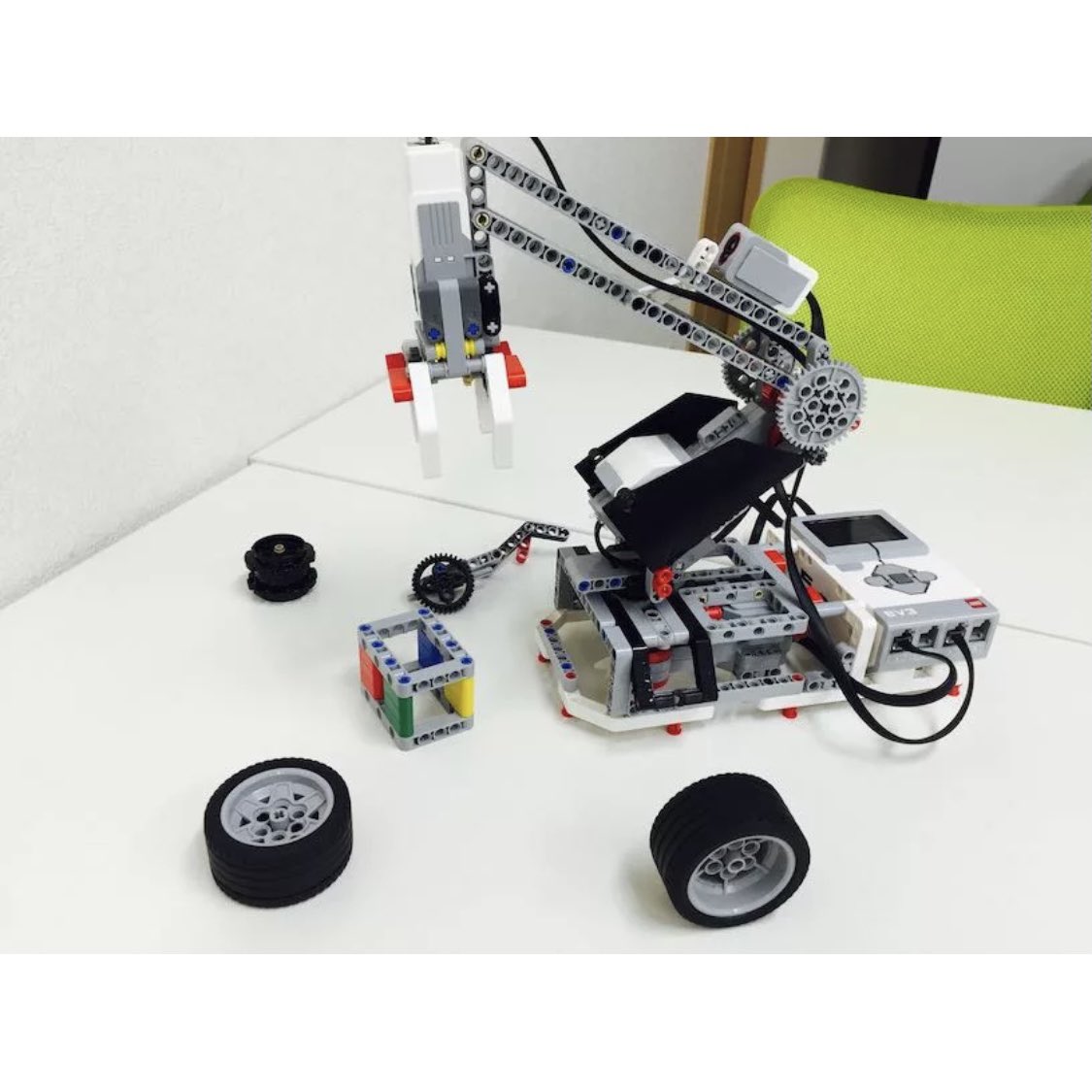 progmate2015's tweet image. 今回は、『ロボットコース』の紹介です🤖!
このコースでは、ロボットの製作とロボットへのプログラミング方法を学んでいきます✨
組み立てから制御のやり方まで学べるので、「機械が動くのが好きな子」「自分でロボットを作ってみたい子」におすすめです👍