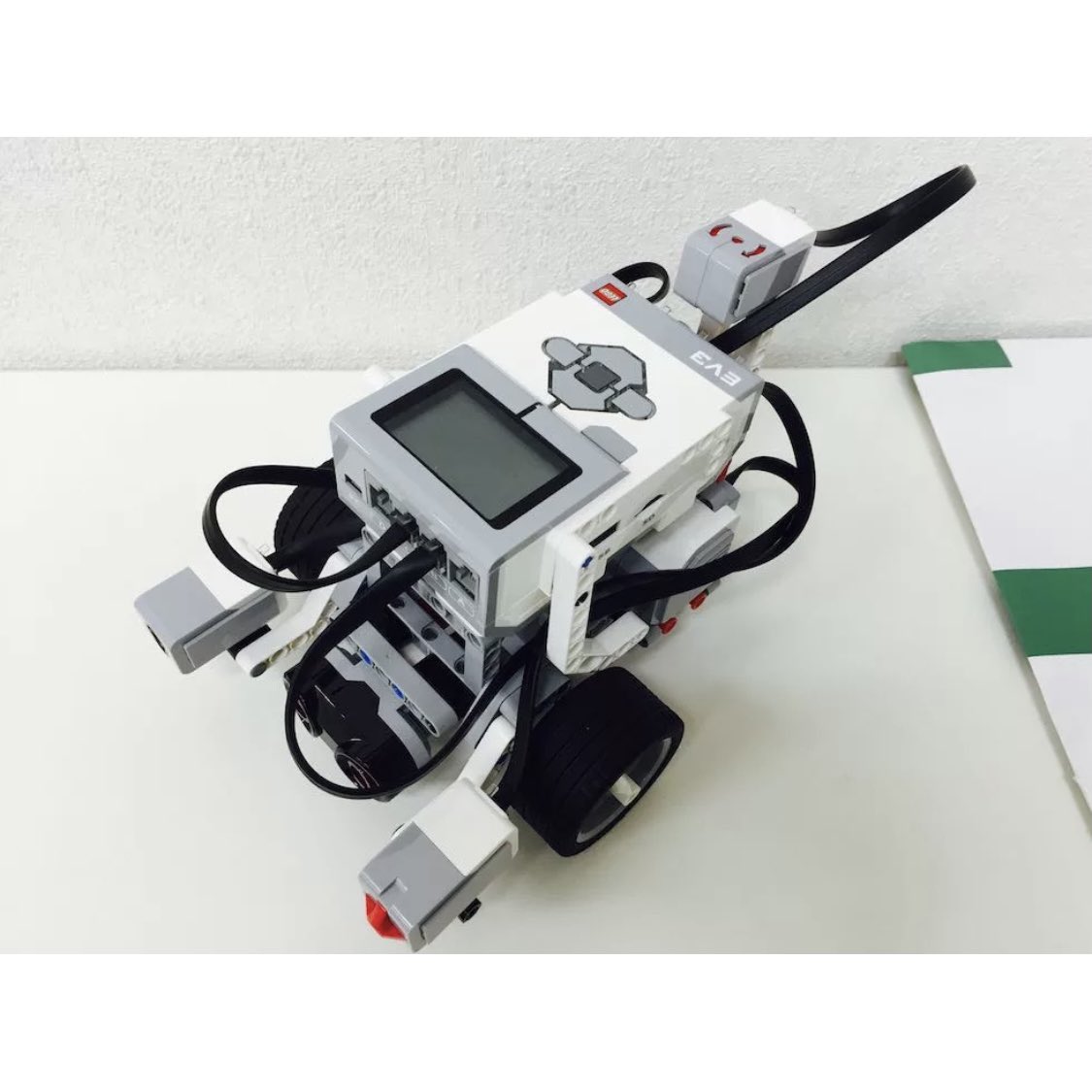 progmate2015's tweet image. 今回は、『ロボットコース』の紹介です🤖!
このコースでは、ロボットの製作とロボットへのプログラミング方法を学んでいきます✨
組み立てから制御のやり方まで学べるので、「機械が動くのが好きな子」「自分でロボットを作ってみたい子」におすすめです👍