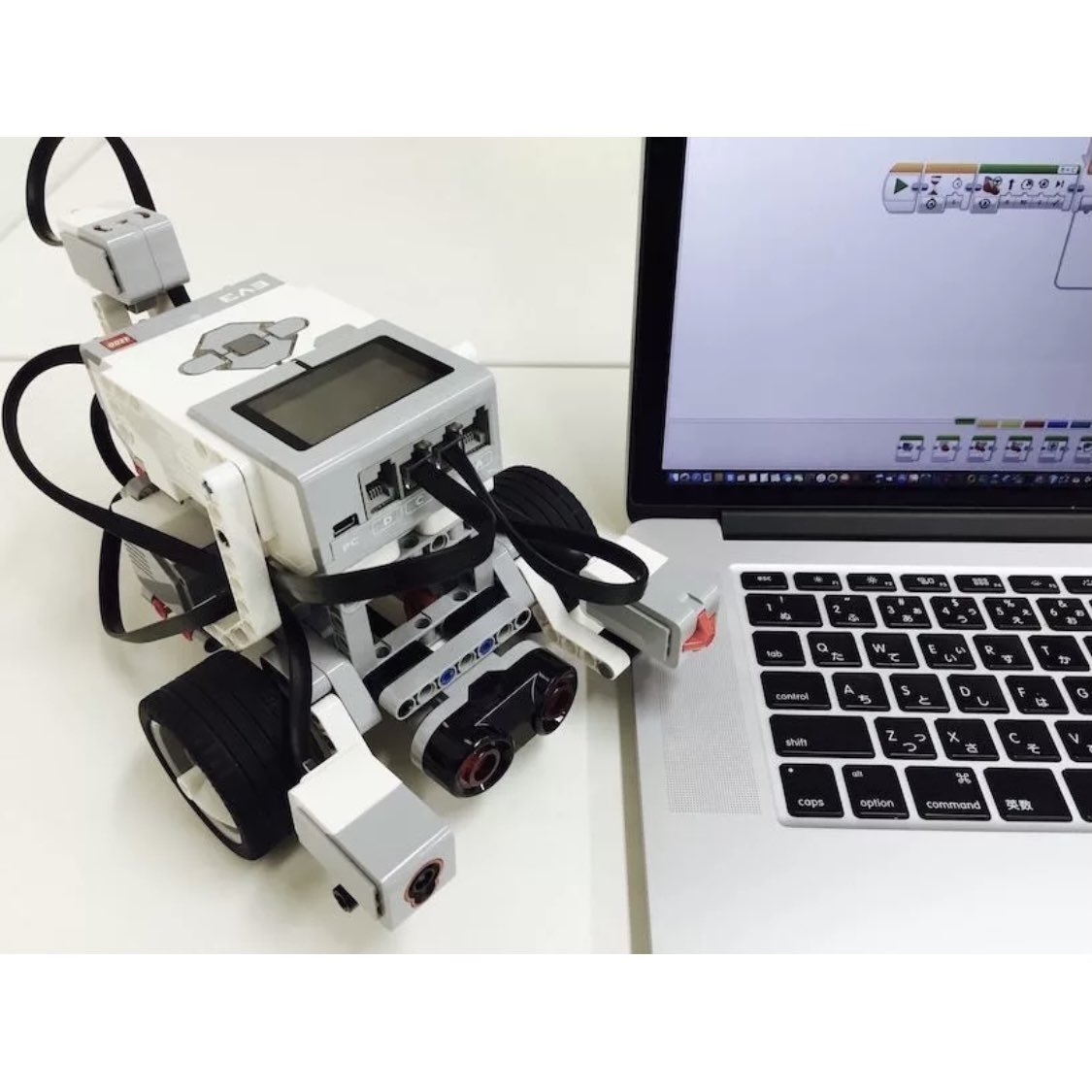 progmate2015's tweet image. 今回は、『ロボットコース』の紹介です🤖!
このコースでは、ロボットの製作とロボットへのプログラミング方法を学んでいきます✨
組み立てから制御のやり方まで学べるので、「機械が動くのが好きな子」「自分でロボットを作ってみたい子」におすすめです👍