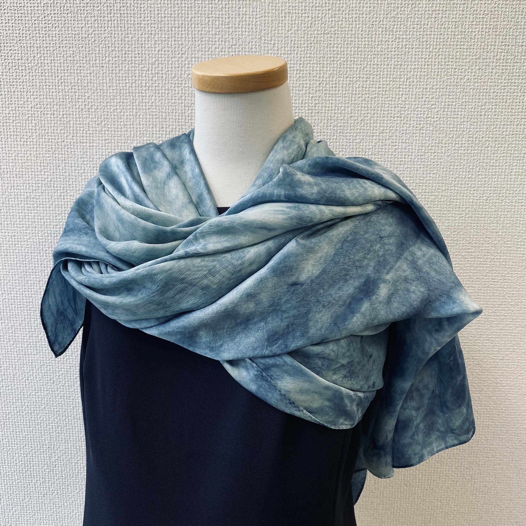 根津 イルマーレ 今日の１アイテム しっとりのシルク生地に板締藍染めを施した一枚です 職人のなせる技ですね 絹 19 800円 税込 ストール 夏ストール シルクストール 藍染 村山大島紬 板締め絣 ストールの巻き方 ストールとの日々