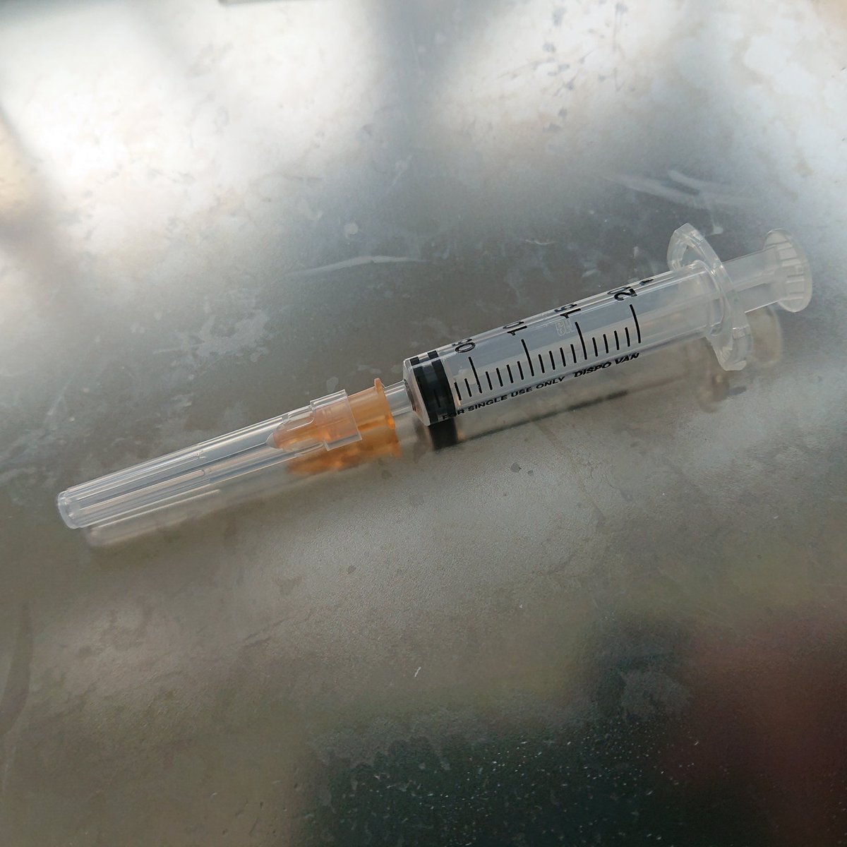 MeturboF's tweet photo. シリンジが固着して滑らかに打てない。これなら本当に0.3ml one shotだ。 https://t.co/BIa8ZfPY6p