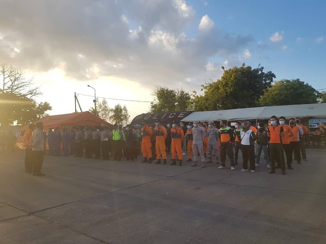 MRIPusat's tweet photo. Pagi ini, Tim MRI-ACT Wilayah Bali bersama TNI AL, TNI/POLRI SAR Singaraja, dan SAR Jembrana melakukan apel persiapan pencarian dan evakuasi korban kapal penumpang Yunice yang karam pada malam hari (29/06).

#BaliUpdate #MasyarakatRelawanIndonesia #MotorPerbaikanBangsa https://t.co/4Iwh6tcfNx