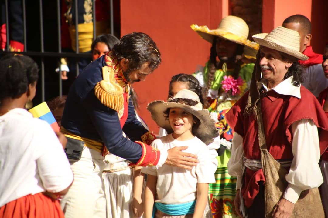 ErikaPSUV's tweet photo. Por aquí pasó compadre, por estas plazas, por estas calles, con la dignidad de todo un pueblo y la libertad sobre sus hombros. Conmemoramos el eterno retorno de los que se fueron descalzos a liberar nuestras tierras y 200 años después, se ratifican invictos. https://t.co/73PYERh665