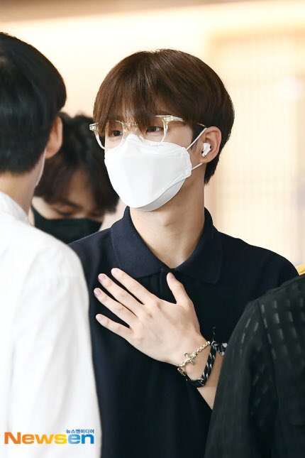 ทึเมไปโพสใน วว ว่าจีฮุคใส่แว่นแล้วหล่อมาก ไม่เคยเห็นใครใส่แว่นแล้วหล่อแบบนี้มาก่อน ใส่อีกนะ ทั้งในคอน สเตจ ไลฟ์ ไซน์ 
จีฮุนเมื่อวานไป สนบ.เลยใส่แว่นจ้า