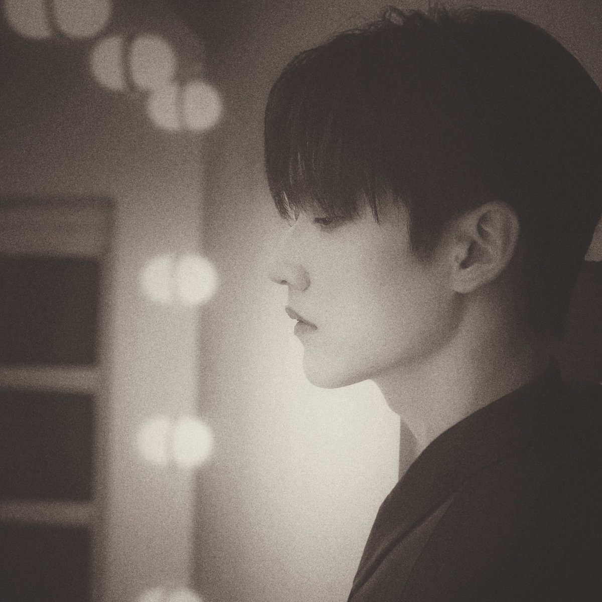 pppatrick98t's tweet photo. จดหมายจากอังกฤษ
ถึง ม.ล. พลากร วรโชติวานนท์

ดั่งเดือนดาวแพรวพราวสกาวจิต
          ให้นึกคิดเป็นนิจหาอยู่ไฉน
จนเดือนคล้อยลอยต่ำมิสร่างใจ
          คะนึงให้นึกหาแต่หน้านวล

       ลงชื่อ  ม.ร.ว. จีรกิตติ์ วานิชราชนคร https://t.co/8uN6VYKscA