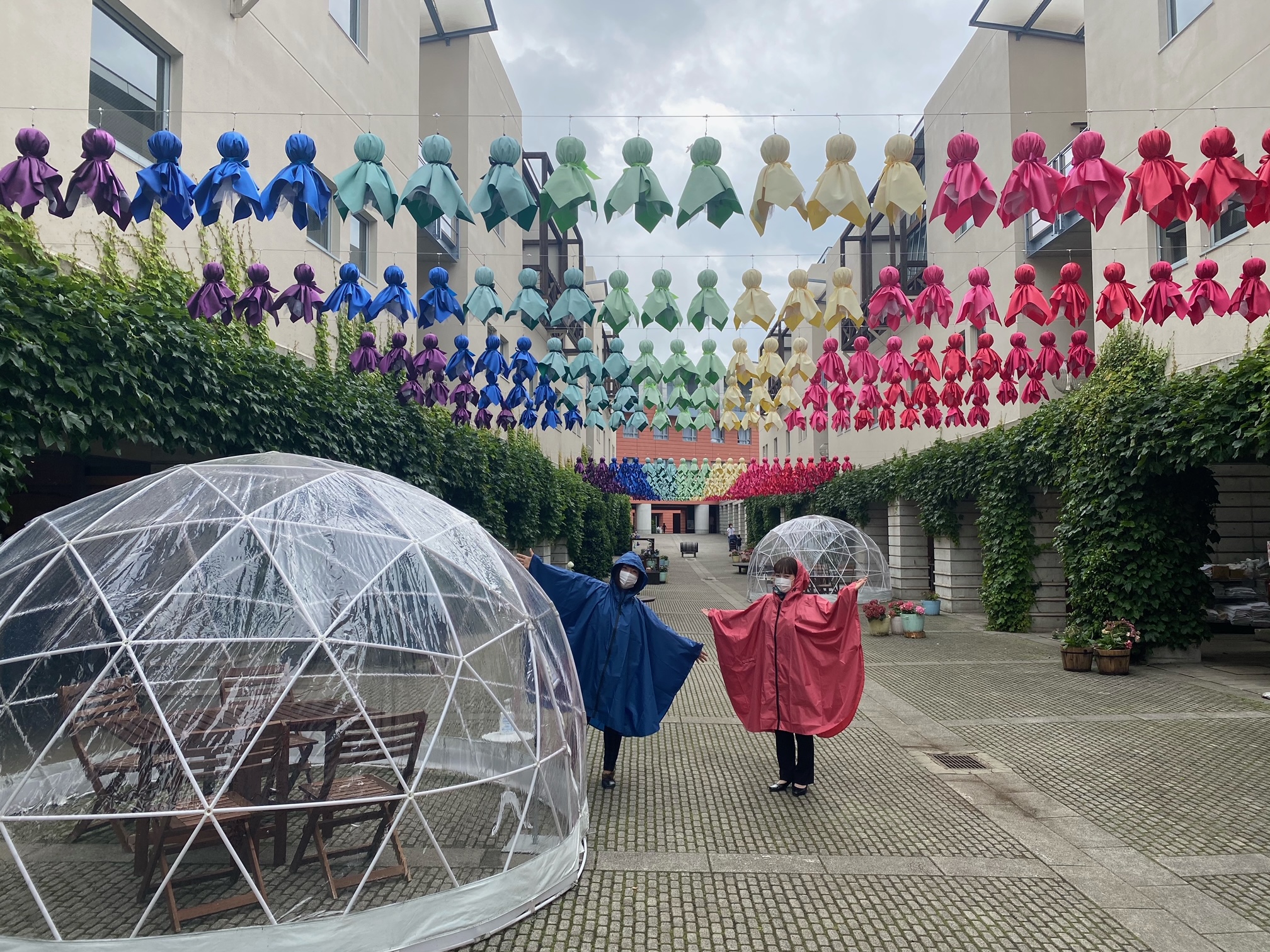 ひる前らじお うるさごぜん 公式 スコーパー情報 雨 を楽しむイベント 星野リゾートリゾナーレ八ヶ岳 ピーマン通りを歩けば 1000個の彩り ふれふれ坊主 レイニードームに入れば 雨粒のハーモニー ポンチョやカラフル傘を 身につければ