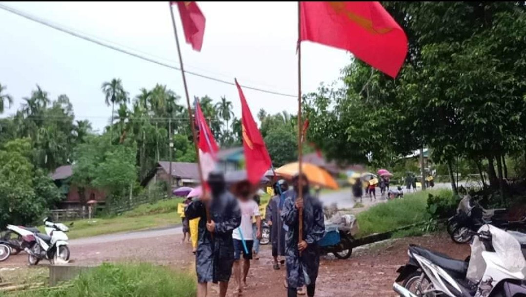 LinnKha03495815's tweet photo. Dawn strike was staged by residents from #ThinKyun village, #ThayetChaung Tsp, to against the military dictatorship.
#DreadfulCovidAmidMilitaryCoup
#June30Coup
#WhatsHappeningInMyanmar https://t.co/lSXPRx7HWR