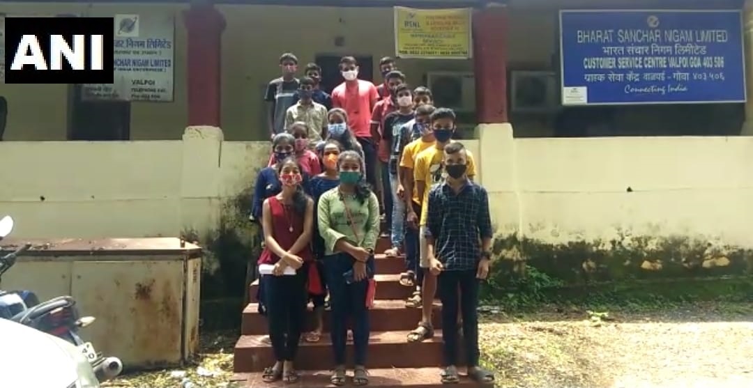 ANI's tweet photo. Goa | Students from the villages of Kodal, Satrem and Derode in Sattari taluka held a protest at the BSNL's Valpoi office yesterday over poor internet connectivity hampering online classes https://t.co/WcLdFYlgmi