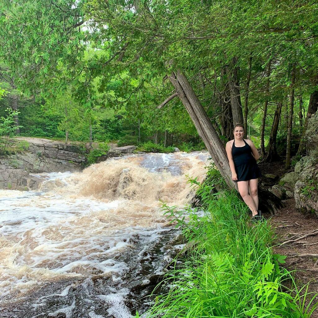 Un petit roadtrip où on a dû improviser parce ça ben l’air que les centres d’achats sont toujours fermés en Ontario 😅 Une belle journée quand même  à faire de belles découvertes en bonne compagnie ☺️
.
.
.
#northbay #northbayontario #duchesnayfalls @… instagr.am/p/CQugNhKHC4E/