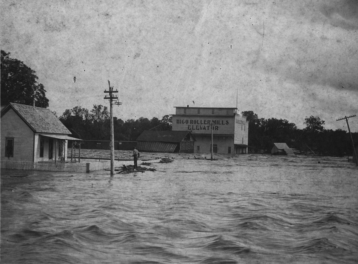 TracesofTexas's tweet photo. A flood in Hico, Texas. Undated but probably something like 1910. A mess, to be sure. https://t.co/6H93n0tTHR