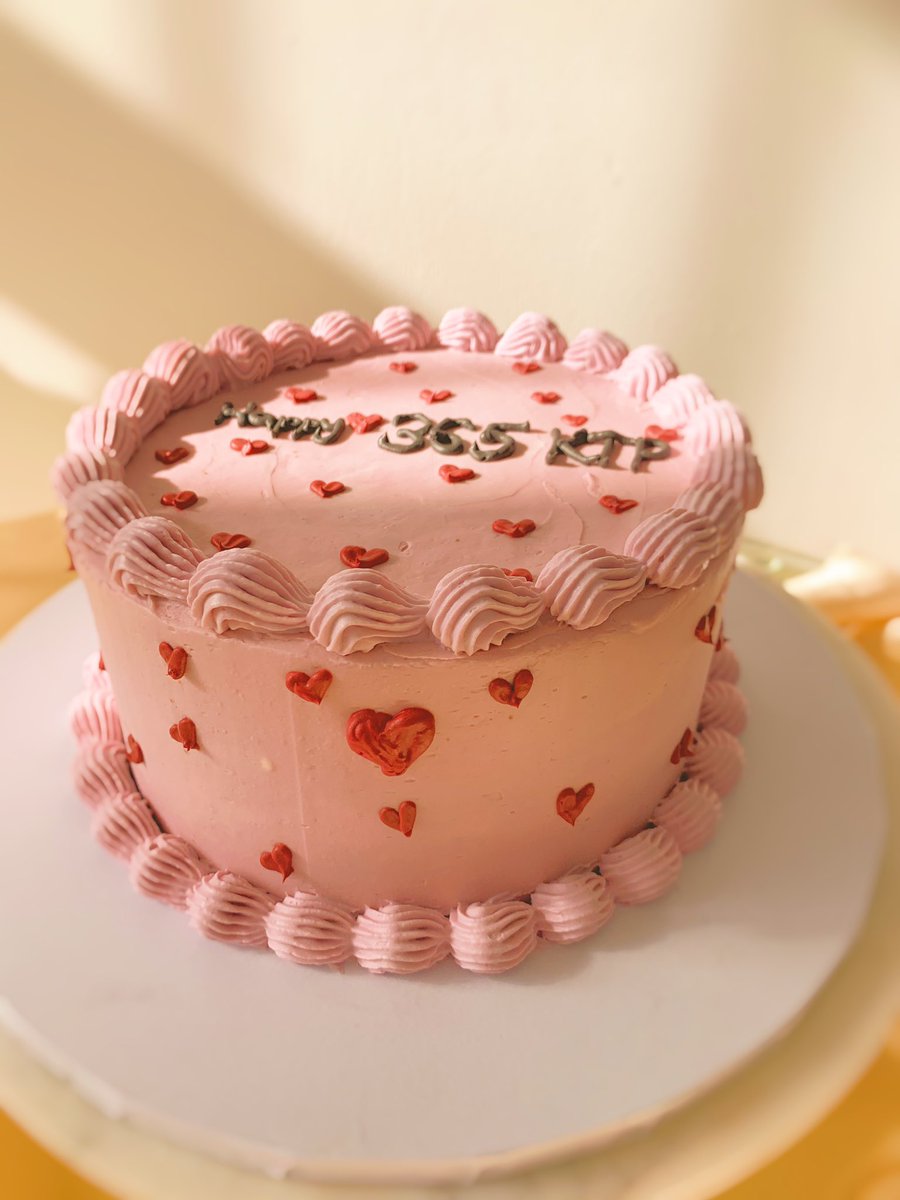 batterandbakes's tweet photo. One of the cutest small cakes we’ve ever made! ❤️ 

 @keepthrivingpod 🥳🥳 https://t.co/kZnr0po4GK