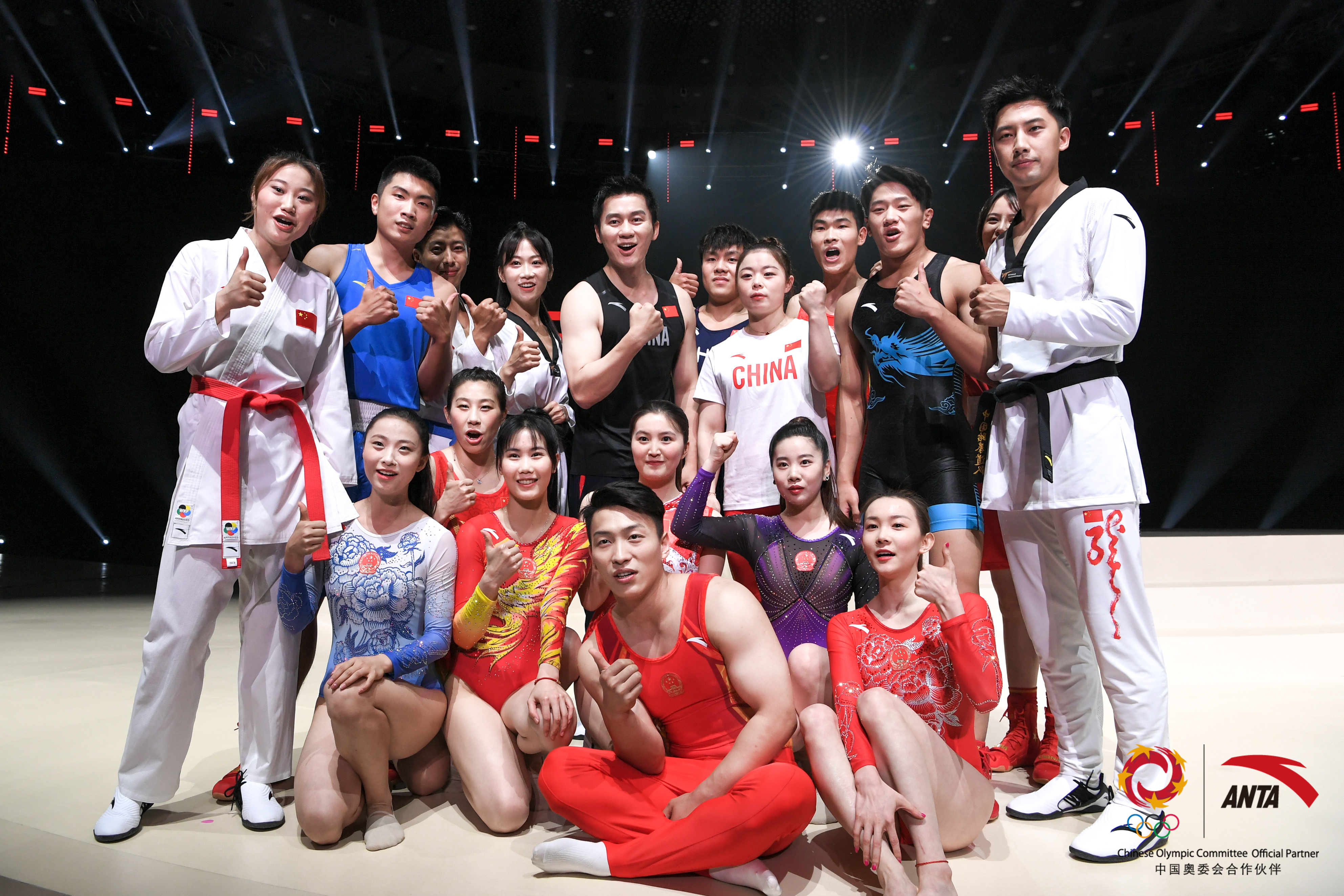 人民中国雑誌社 23日夜には 中国のスポーツブランド リーニン 李寧 Li Ning も卓球中国 代表チームの五輪用ユニフォームを発表した 龍 がコンセプトのデザインで 漢代の瓦当に彫られた青龍と中国伝統の装飾紋様 雲気紋 があしらわれている