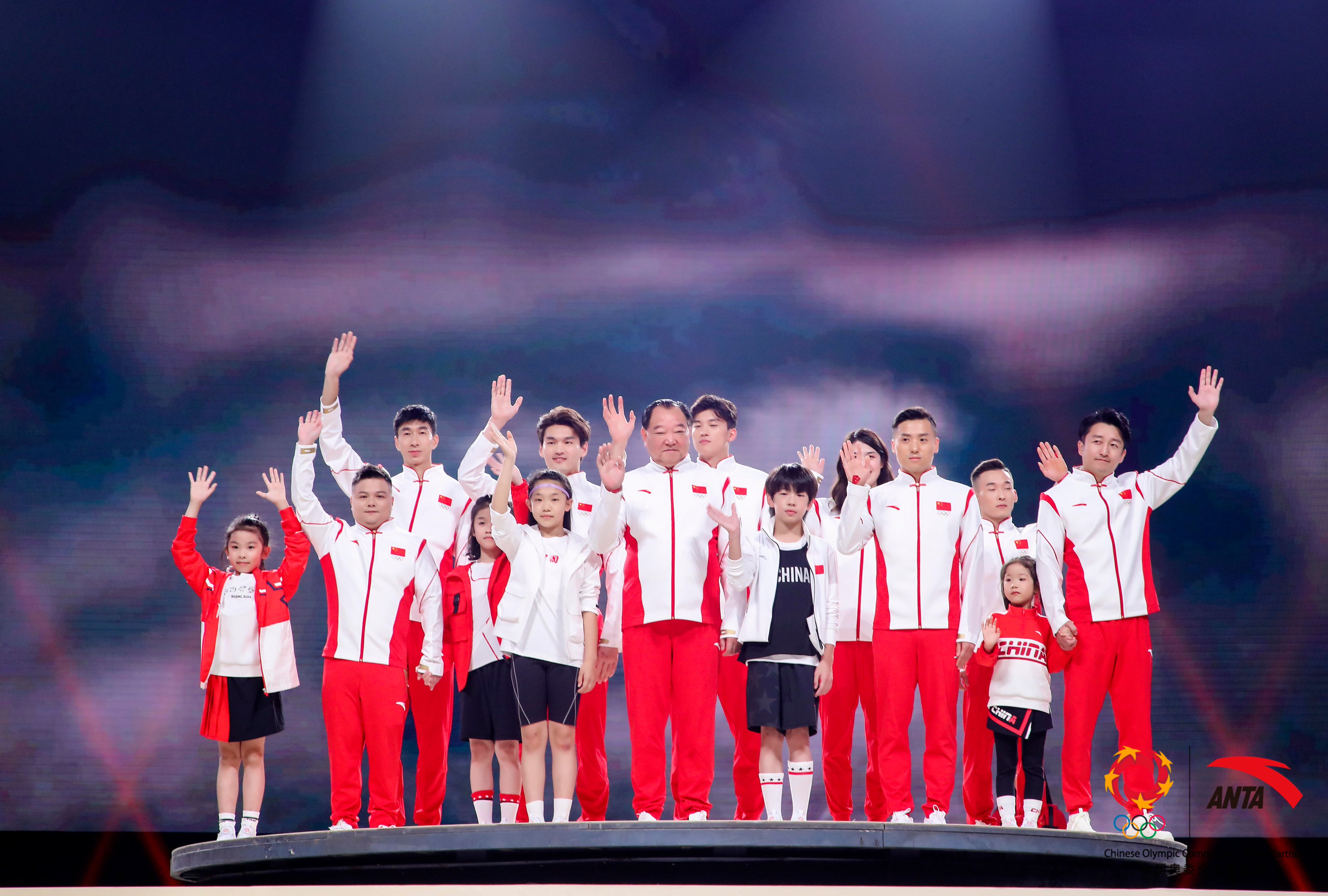 人民中国雑誌社 23日夜には 中国のスポーツブランド リーニン 李寧 Li Ning も卓球中国 代表チームの五輪用ユニフォームを発表した 龍 がコンセプトのデザインで 漢代の瓦当に彫られた青龍と中国伝統の装飾紋様 雲気紋 があしらわれている