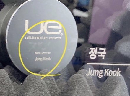 summerdays_here's tweet photo. 드뎌 사진 떴넹‼️

하이브 뮤지엄에 진열된 정국이 인이어 케이스에 쓰여 있는 “지민” 
흐릿하지만 실제로 보면 더 또렷이 보일 거 같당! ㅋㅋㅋ좋아라 :) 

사진 cr. qptcnp2

#정국 #지민 #JUNGKOOK #JIMIN https://t.co/JNN5C4m6Kq