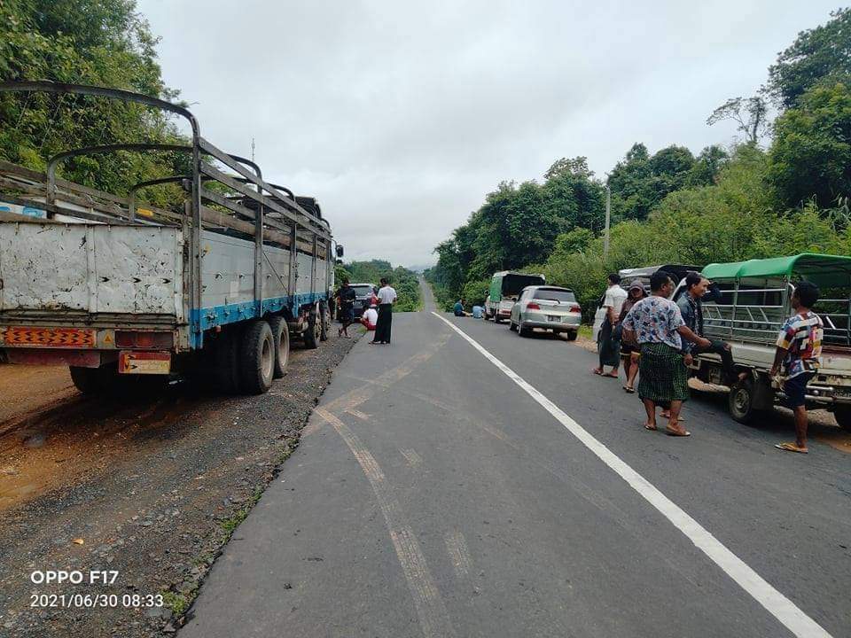 The74Media2019's tweet photo. မြစ်ကြီးနားမြို့နယ် ၂၁ မိုင် စစ်ဆေးရေးဂိတ်တွင် ယနေ့နံနက် ၅ နာရီခန့်က ပစ်ခတ်တိုက်ခိုက်မှု ဖြစ်ပွားခဲ့ရာ လူနေအိမ်တွင်  လက်နက်ငယ်များ ထိမှန်ခဲ့ပြီး လက်ရှိအချိန်အထိ စစ်ကောင်စီတပ်က ဖြတ်သန်းသွားလာခွင့် ပိတ်ထားကြောင်းသိရသည်- ဇွန် ၃၀၊ ၂၀၂၁ https://t.co/Y3VkRGmcHl