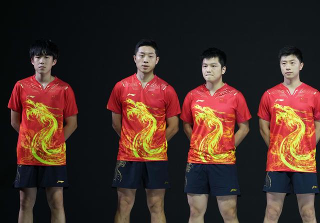 人民中国雑誌社 23日夜には 中国のスポーツブランド リーニン 李寧 Li Ning も卓球中国代表チームの五輪用 ユニフォームを発表した 龍 がコンセプトのデザインで 漢代の瓦当に彫られた青龍と中国伝統の装飾紋様 雲気紋 があしらわれている