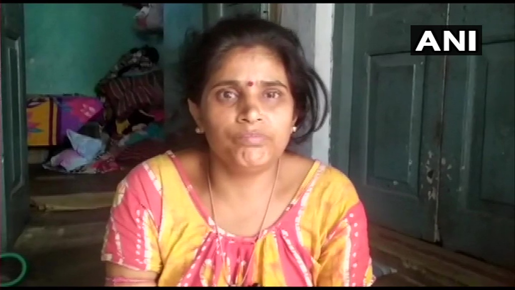 ANI's tweet photo. Jharkhand | 11-yr-old Tulsi Kumari from Jamshedpur sells 12 mangoes for Rs 1,20,000, buys a smartphone for online classes

A man from Mumbai bought 12 mangoes at Rs 10,000 each seeing her determination to study. This helped Tulsi buy a smartphone for her studies, says her mother https://t.co/WwYHX09g2T
