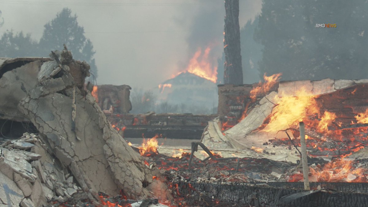 RMGNews's tweet image. Abandoned Juniper "Bates" Motel goes up in flames along with other large structures in Macdoel, CA during the now 6000 Acre #TenantFire.