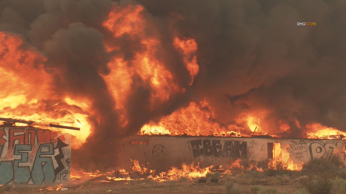 RMGNews's tweet image. Abandoned Juniper "Bates" Motel goes up in flames along with other large structures in Macdoel, CA during the now 6000 Acre #TenantFire.