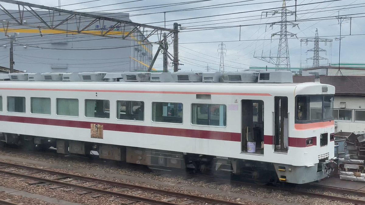 Rail_Channel's tweet photo. 2021.6.30の北館林
#352F は352-3号車の姿が見えず。352-1号車と352-2号車の内装撤去が始まってますね。352-4号車を含め、ナンバー部分が切り抜かれてるという状況。4枚目は小田急 #1000形 #1059F の台車だろうか?
#350型 https://t.co/ilMxT4CDAa