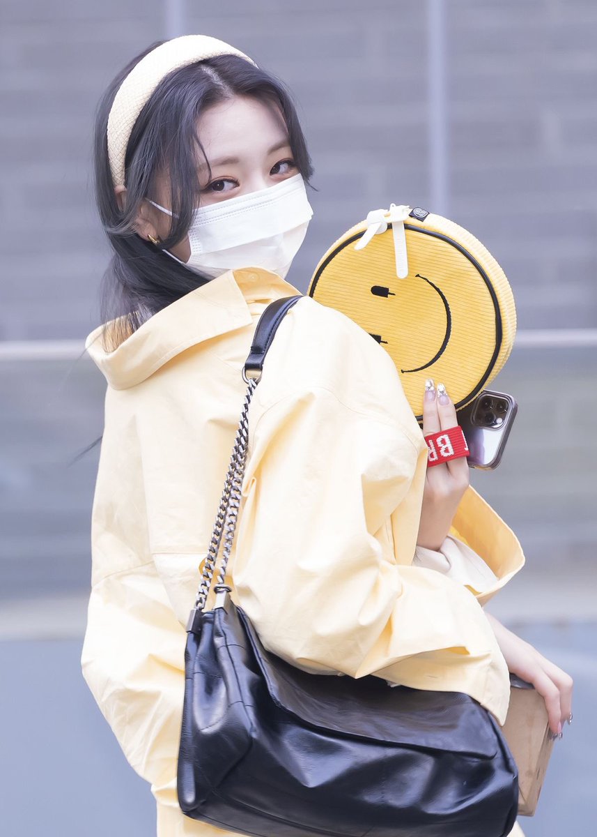 AMORE_ITZY's tweet photo. #ITZY  #YUNA  can do both, your dandelion gf and goth gf maknae~ https://t.co/lUqqBD4IxJ