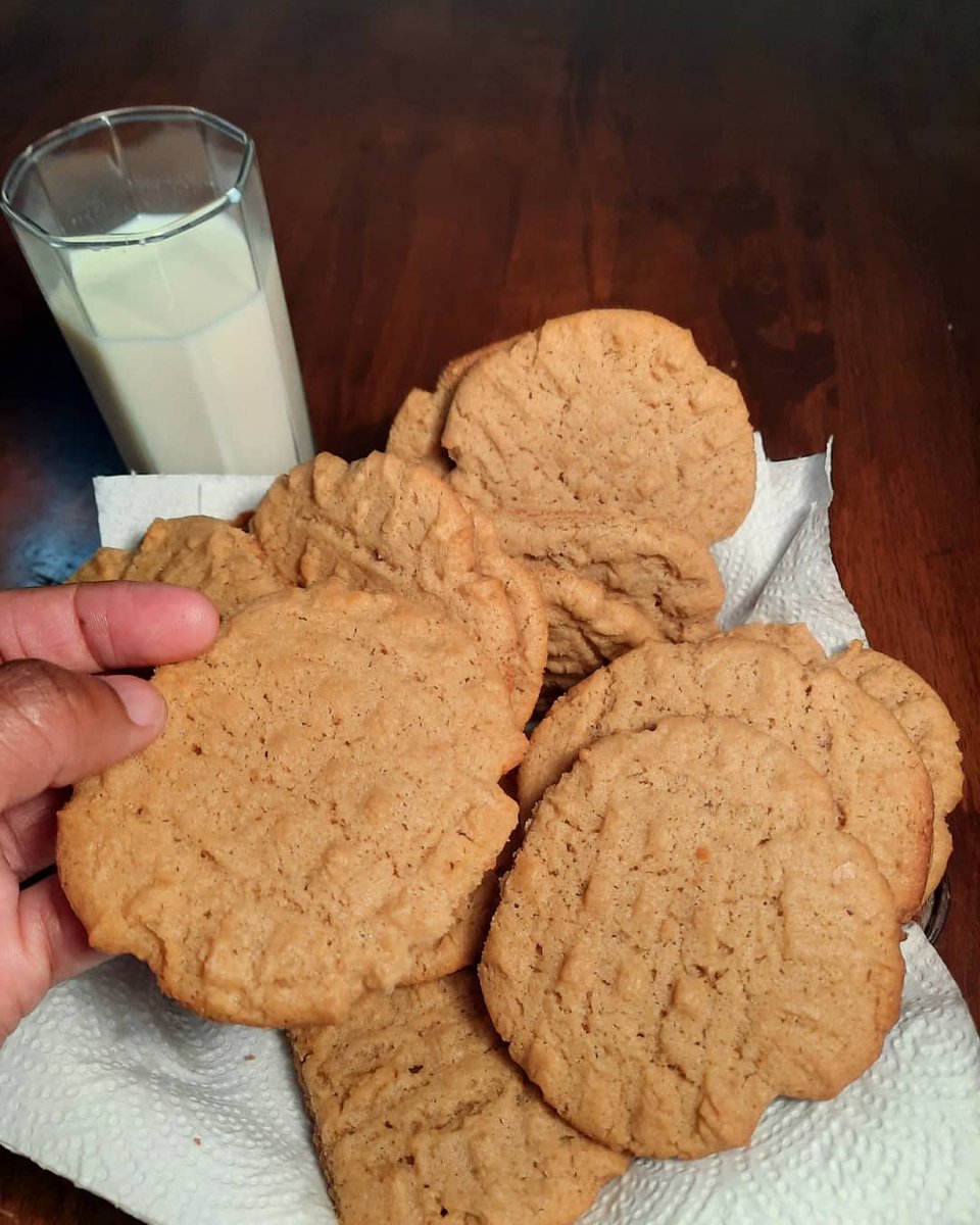 holydave's tweet photo. Peanut Butter Cookies for breakfast. 😋

Umekula nini breko? 😁

Recipe iko pale kwa InstaStories. 😊 

#HDsKitchen Baking Division | @HDsKitchenShow https://t.co/OwQwzElbrk