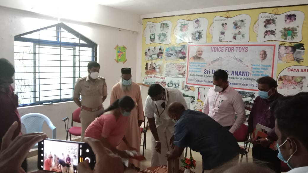 ACTumakuru's tweet photo. ಸನ್ಮಾನ್ಯ ಭಾರತ ಸರ್ಕಾರದ ವತಿಯಿಂದ ಶ್ರೀ ಡಾ॥ ಆರ್,ಜಿ ಆನಂದ್ ರವರು ಸದಸ್ಯರು NCPCN ದೆಹಲಿ,ರವರು ಕುಣಿಗಲ್ ತಾಲ್ಲೂಕಿನಲ್ಲಿ ಭತ್ತರಹಳ್ಳಿ ಗ್ರಾಮದಲ್ಲಿರುವ ದಾಯ ಸಂಗಮ ಸಂಸ್ಥೆಯಲ್ಲಿ ಶ್ರೀಯುತರು ಆಗಮಿಸಿ voice of toys ಎಂಬ ಭಾರತ ಸರ್ಕಾರದ make in India ಕಾರ್ಯಕ್ರಮದ ಮೂಕಾಂತರ ತಯಾರಿಸುವ ಕಾರ್ಯಕ್ರಮ ದಲ್ಲಿ ಭಾಗವಹಿಸಲಾಯಿತು. https://t.co/2UX7wPwEC3