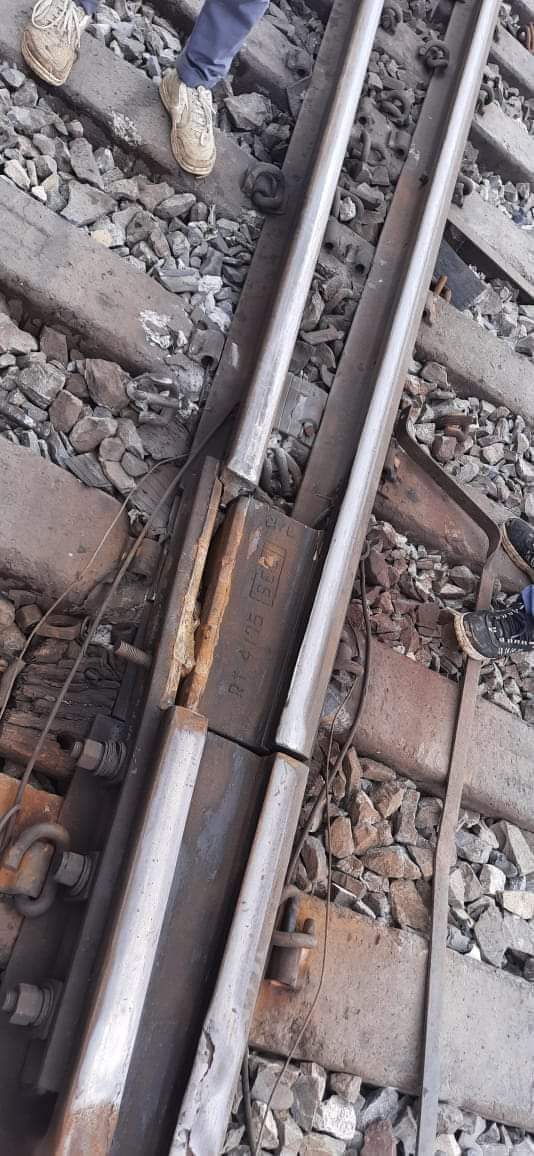 #असली_रेल_रक्षक_ट्रैकमैन
<a href="/PMOIndia/">PMO India</a> <a href="/Rail_Min/">Ministry of Railways</a> <a href="/PiyushGoyal/">Piyush Goyal</a> <a href="/ndtvindia/">NDTV India</a> <a href="/LabourMinistry/">Ministry of Labour & Employment, GoI</a> <a href="/rashtrapatibhvn/">President of India</a>
एक बार फिर ट्रैकमैन ने एक बड़े हादसे को टाल दिया, ये वो जावाज़ है जो किसी cctv में कैद नही होते।
      आज jhukehi, कटनी में हादसा होने से बचा! मैं सभी ट्रैकमैन का शुक्रगुजार हूँ।