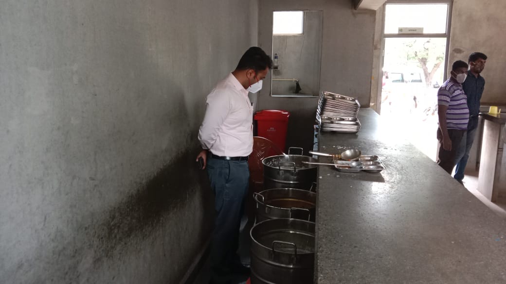 ACTumakuru's tweet photo. ಮಾನ್ಯ ಉಪವಿಭಾಗಾಧಿಕಾರಿ, ತುಮಕೂರು ರವರು ಕುಣಿಗಲ್ ತಾಲ್ಲೂಕಿನಲ್ಲಿರುವ ಇಂದಿರಾ ಕ್ಯಾಂಟೀನ್ ಭೇಟಿ ನೀಡಿ ಸ್ವಚ್ಛತೆ, ಆಹಾರ, ದರ ಹಾಗೂ ಕೋವಿಡ್ ನಿಯಂತ್ರಣದ ಬಗ್ಗೆ ಕ್ಯಾಂಟೀನ್ ನಿರ್ವಾಹಕರಿಗೆ ಸಲಹೆ ನೀಡಲಾಯಿತು. https://t.co/wb9BufXkXO