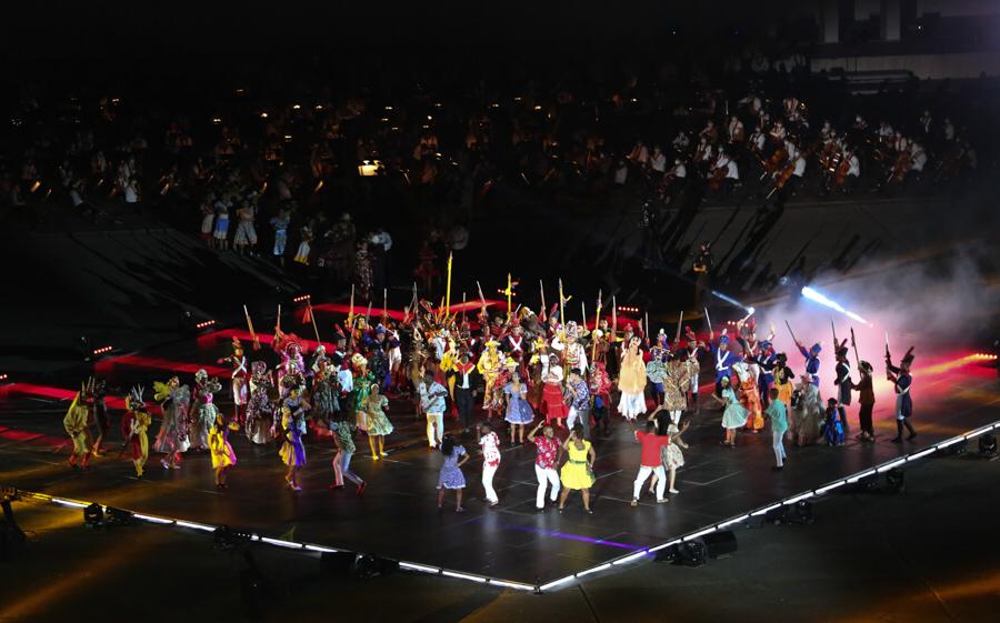 NicolasMaduro's tweet photo. Presenciamos una gala majestuosa, de música, baile y el colorido de nuestra cultura venezolana. Fueron más de mil artistas en escena, rindiendo honores al más grande, nuestro Libertador Simón Bolívar, a 200 años de su Entrada Triunfal a Caracas. ¡Felicitaciones! https://t.co/ruGDsfBKkO
