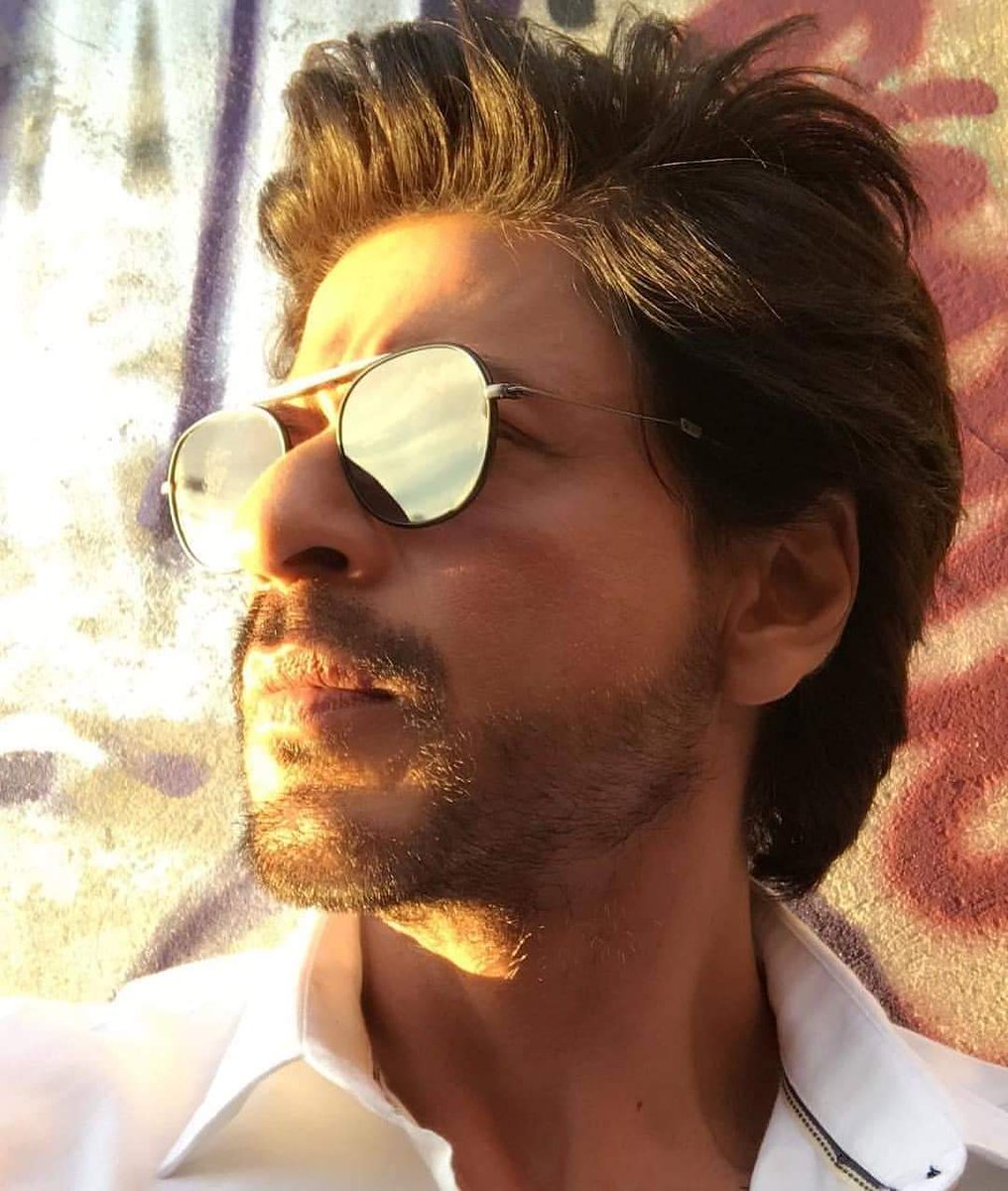 teamsrknepal's tweet photo. SRK and sunshine - deadly combo 🔥

@iamsrk @teamsrkfc | #ShahRukhKhan https://t.co/1ab1gU0NZO