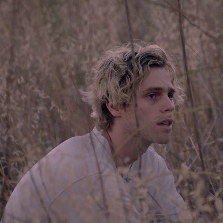 callforhes's tweet image. #STREAMSTARTINGLINE FML