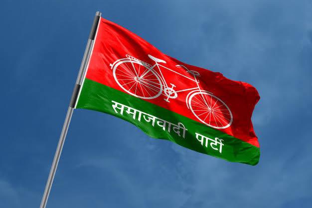 yadavakhilesh's tweet photo. आज की विघटनकारी-रूढ़िवादी नकारात्मक राजनीति सत्ता के विरुद्ध एकजुट शोषित, उपेक्षित, उत्पीड़ित, अपमानित दलित, दमित, वंचित, ग़रीब, किसान, मज़दूर, महिला व युवाओं की ‘नयी राजनीति’ जन्म ले रह�� है।

2022 में उप्र में चुनाव नहीं लोकतांत्रिक क्रांति होगी। https://t.co/44j5ajuQK2
