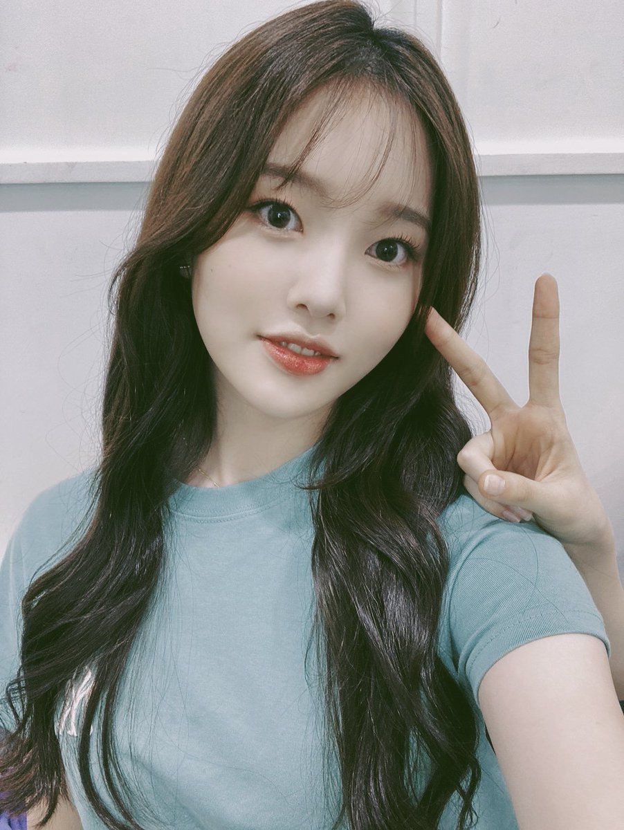 soojinelee's tweet photo. one year passed, summer to another summer. thank you for everyone who loving weeekly until now. we will working hard to paying every love we've received. happy weeekly day!♡ https://t.co/2pEm2Veeqe