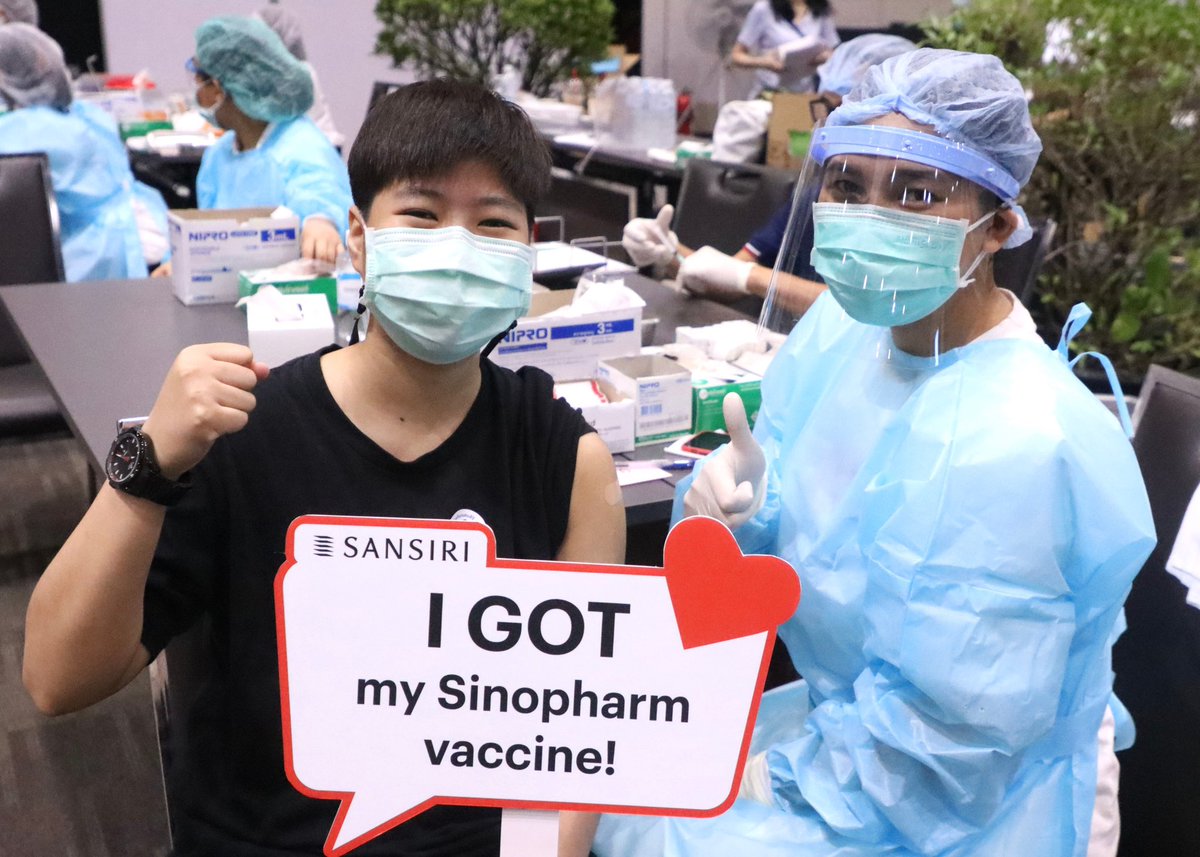 Thavisin's tweet image. มาดูความเรียบร้อยของการฉีดวัคซีนซิโนฟาร์มที่สยามพารากอน อาจจะมีขลุกขลักหรือไม่สะดวกบ้างเพราะเป็นวันแรก ต้องขออภัยครับ