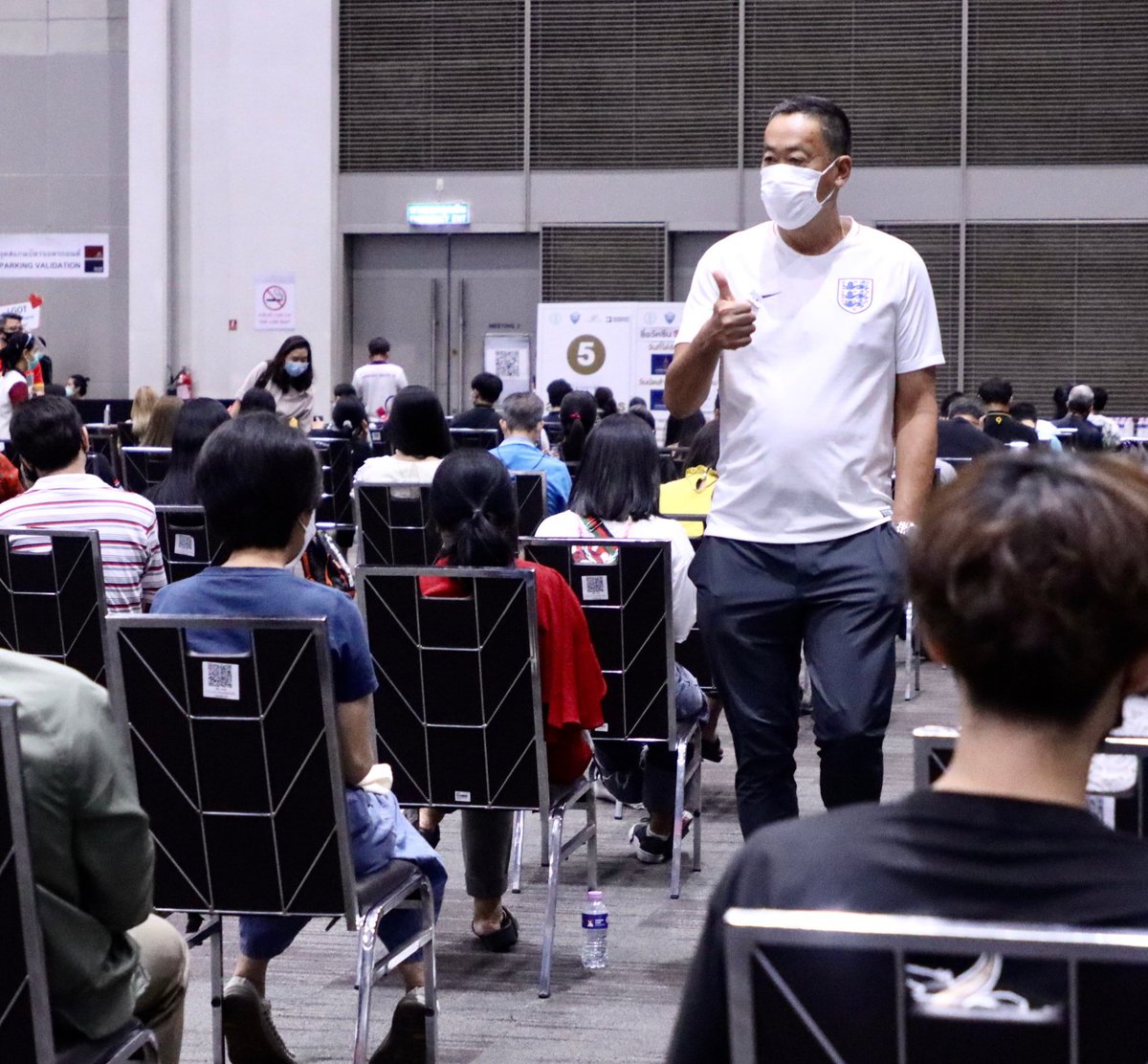 Thavisin's tweet image. มาดูความเรียบร้อยของการฉีดวัคซีนซิโนฟาร์มที่สยามพารากอน อาจจะมีขลุกขลักหรือไม่สะดวกบ้างเพราะเป็นวันแรก ต้องขออภัยครับ