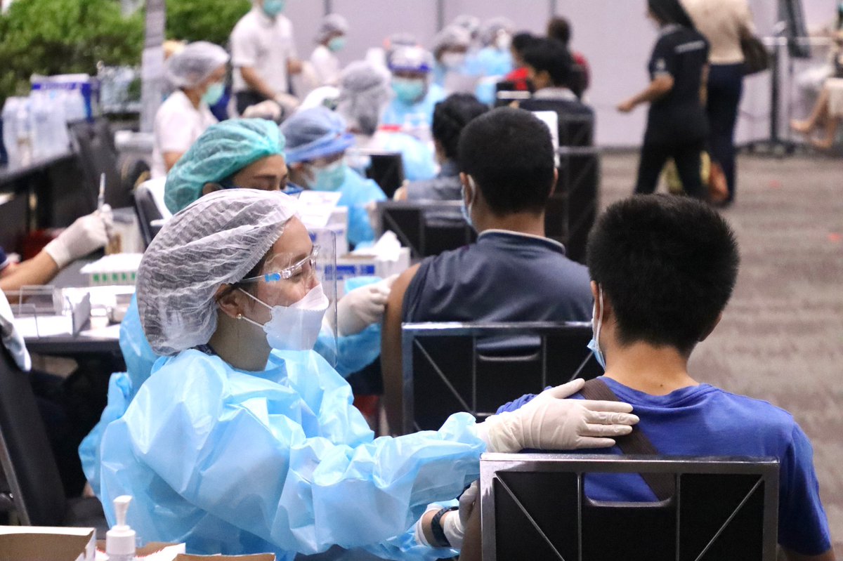 Thavisin's tweet image. มาดูความเรียบร้อยของการฉีดวัคซีนซิโนฟาร์มที่สยามพารากอน อาจจะมีขลุกขลักหรือไม่สะดวกบ้างเพราะเป็นวันแรก ต้องขออภัยครับ