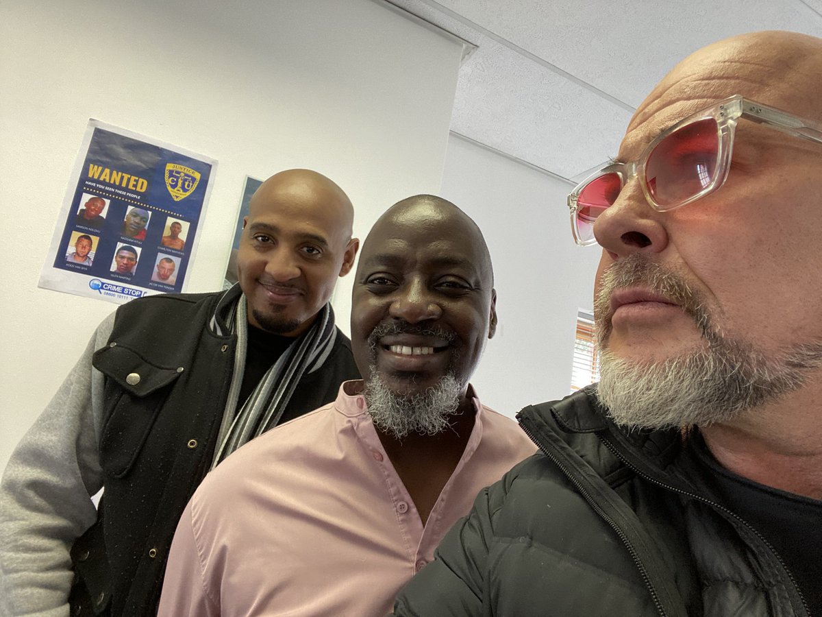 jambarts's tweet image. Three is a crowd.
#Onehasgottago 
#Funonset