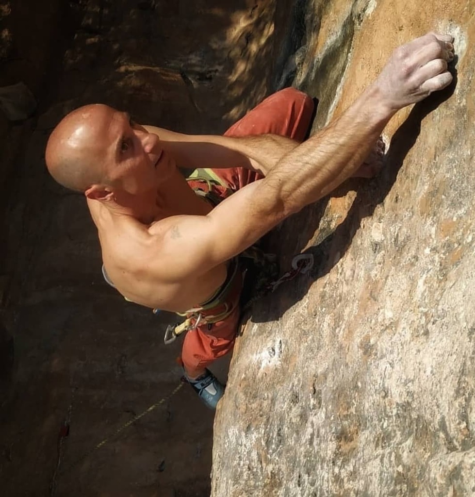 Actitud.
🐺@dellefratteroberto 
.
.
.
.
.
.
.
.
.
.
#lalobera #routsetter #wolvesdontbark #boulderingspain #routesetter #escaladadeportiva  #arrampicata #rockclimbing #climbing #boulder #bloque #escalador  #climber #bulder #climbingspain #chalk #grimper #climbinghard #roar #g…