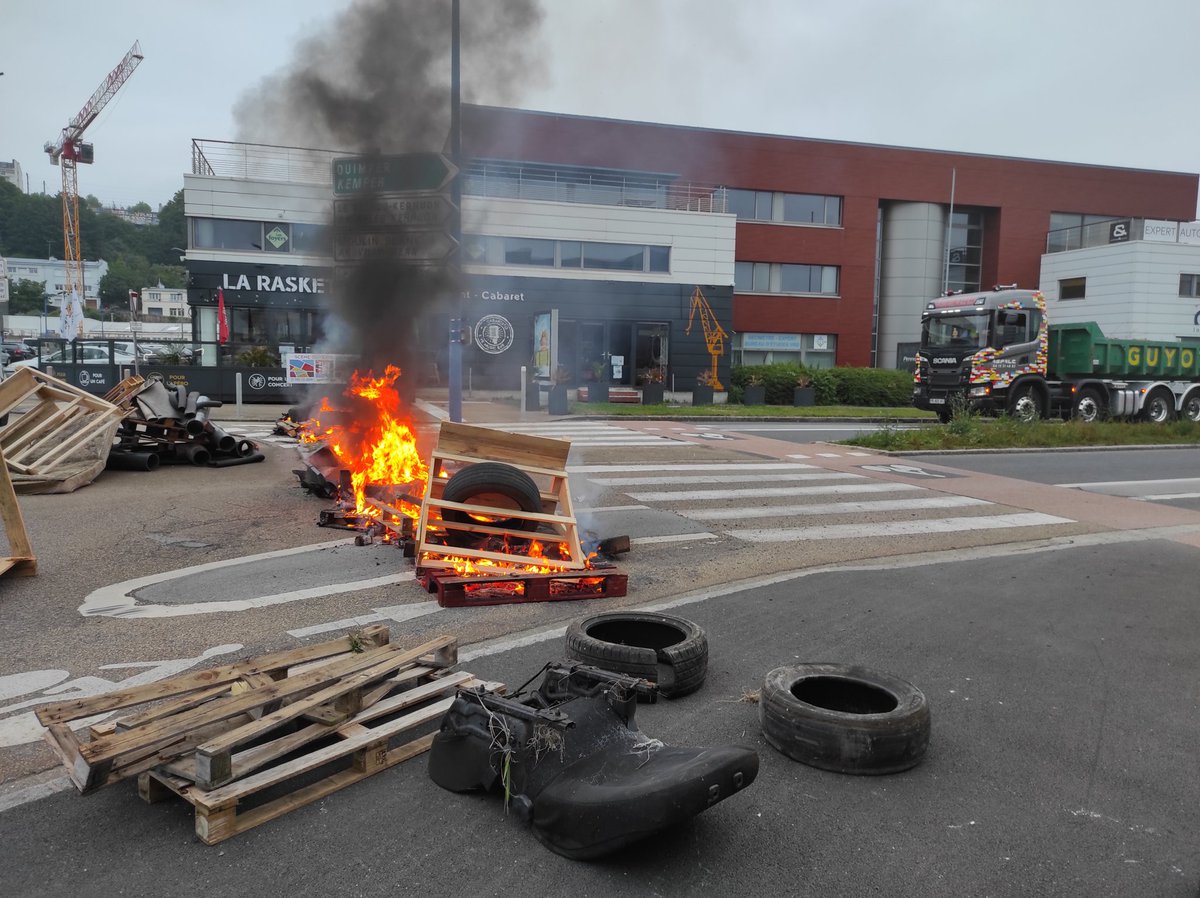 Karent_Kat's tweet photo. Bloquage du port de #Brest 
Fin du dispositif Amiante !! ☣️
#amiante #Navtis #Damen #Sobec #Endel 
#Bretagne #Bzh https://t.co/cOSmV1v3lo