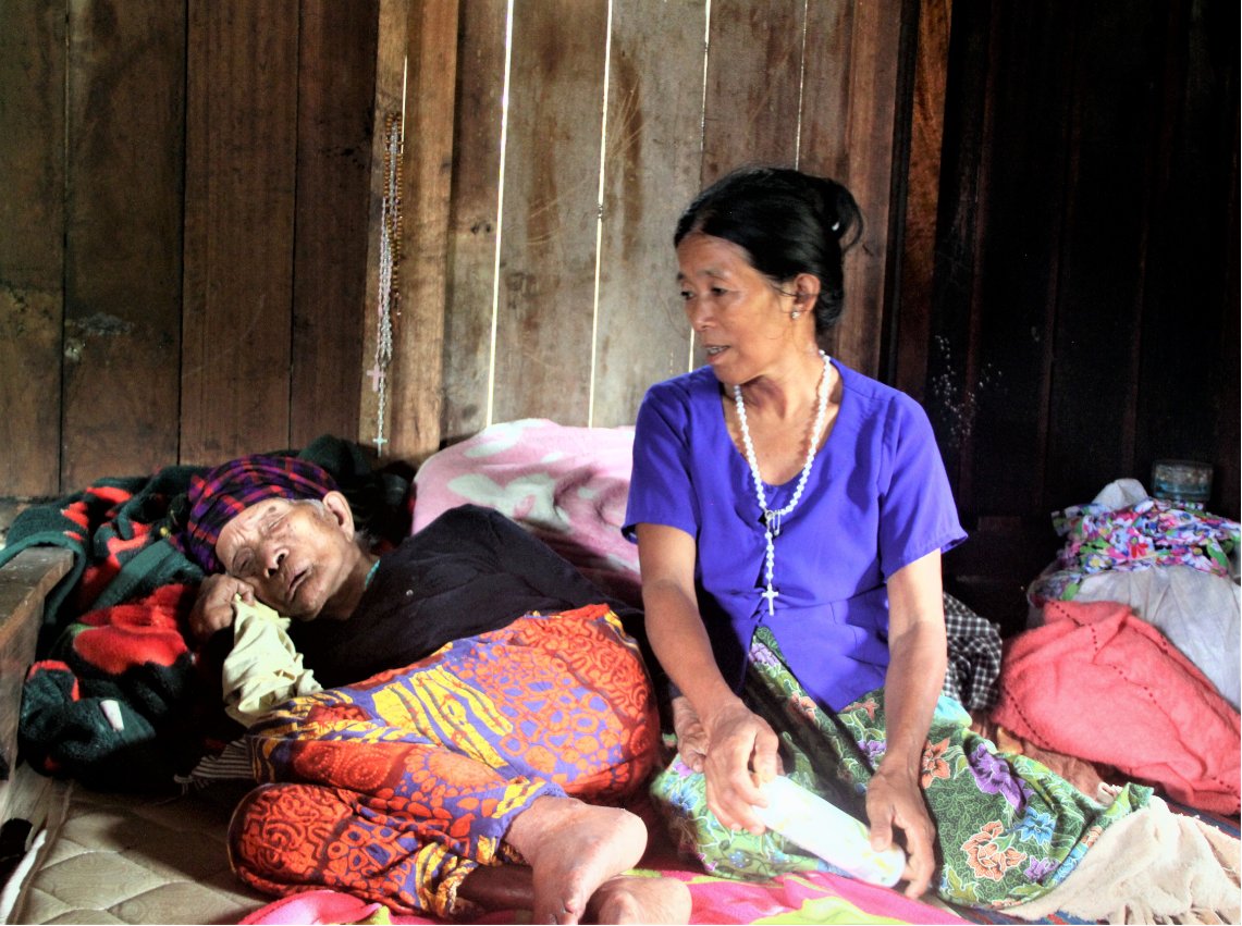 ochamyanmar's tweet photo. Humanitarians continue to reach vulnerable people displaced in several areas of #Myanmar with life-saving assistance and protection services, despite operational challenges and insecurity.

See how people’s critical needs are addressed: https://t.co/hLExVHoqqJ https://t.co/pRmy3FktyL