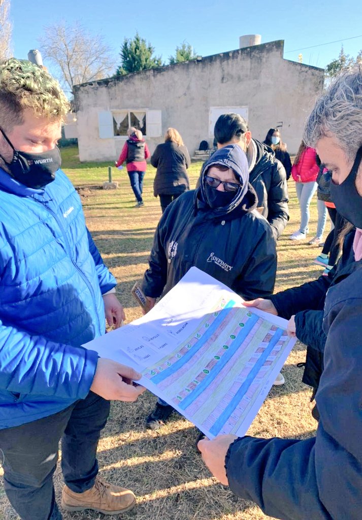 Val_Fabian's tweet photo. Desarrollamos un taller de comidas brindado por alumnos de la carrera de #Nuticion, luego trabajamos en identificar la siembra y delimitar la #Huerta.
#HuertasDeLaCiudad del @MunicipioBahia, produccion horticola asociada al consumo familiar y la vida saludable.
#BarrioLatino https://t.co/glSSs3L39G