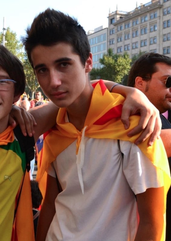 adrianceitor_'s tweet photo. Uno de los estudiantes confinados que “amenazó por salir desde el balcón si no le dejaban salir” gravemente herido. 

Alguna de sus declaraciones: A ellas les traían tampones y a mi eran incapaces de traerme una cerveza. #secuestrogobiernobalear #ninatos https://t.co/3nOrtE9BmS