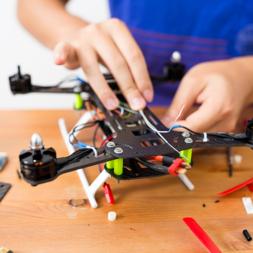 Het Techlab Zwolle is nu echt van start gegaan. In het oude Philpsgebouw aan de Ceintuurbaan kunnen leerlingen van het basisonderwijs o.a. terecht voor: oefencentrum First Lego League, drone challenge en onderwerpen als duurzame energie en Robotica. sterktechniekonderwijs.nl/regio/zwolle/n…
