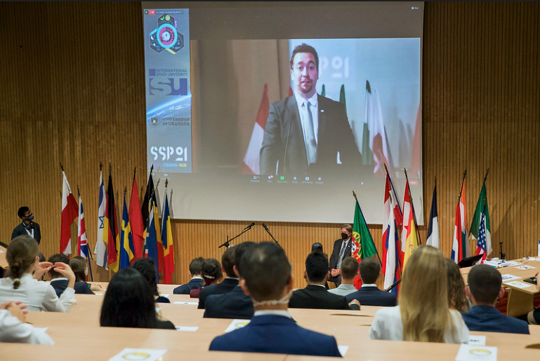 ISUnet's tweet photo. First memories of @ISUnet SSP21 – the beginning of many!
https://t.co/N9oZKuRRTI
#SSP21 #ISU #UGR #ISUOnline ! #SpaceLovers #MultiSiteSSP https://t.co/iDHkBlcy40