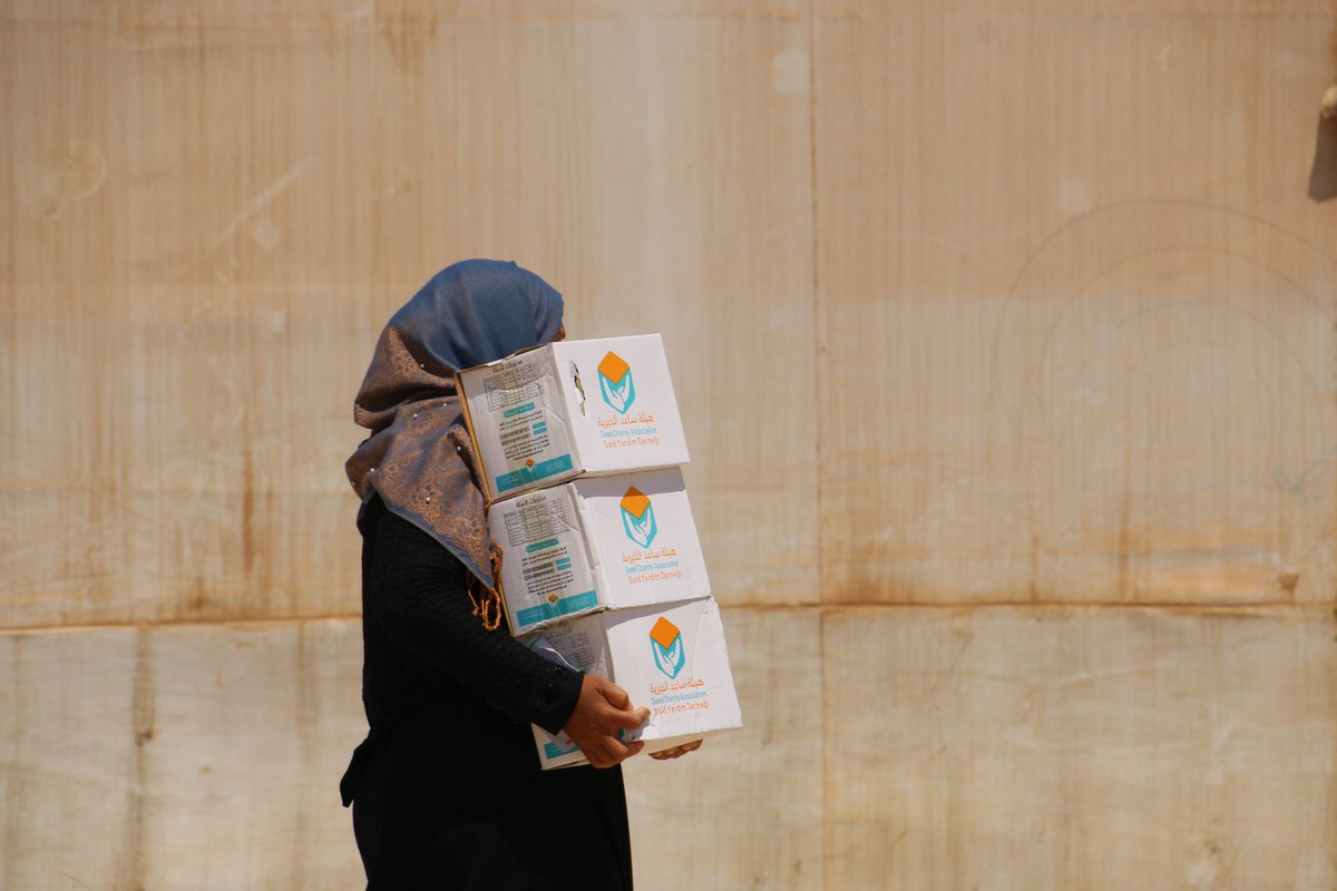 SaedCharity's tweet photo. جانب من توزيع السلال الغذائية الجاهزة للأكل في مركز الاستقبال والعبور المؤقت في باتبو الذي تديره هيئة ساعد الخيرية
Distribution of ready to eat (RTEs ) food baskets  in Batabo Reception Center which is run by Saed Charity Association https://t.co/SNv6QFhrcO