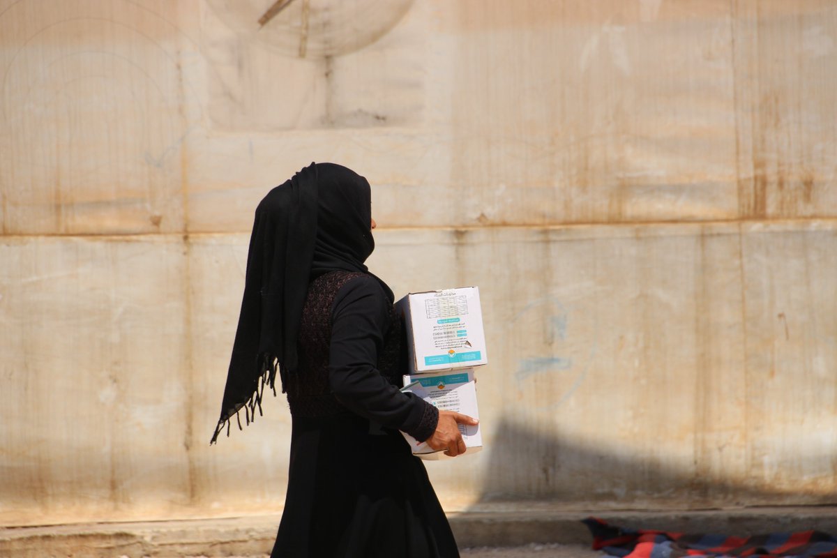 SaedCharity's tweet photo. جانب من توزيع السلال الغذائية الجاهزة للأكل في مركز الاستقبال والعبور المؤقت في باتبو الذي تديره هيئة ساعد الخيرية
Distribution of ready to eat (RTEs ) food baskets  in Batabo Reception Center which is run by Saed Charity Association https://t.co/SNv6QFhrcO