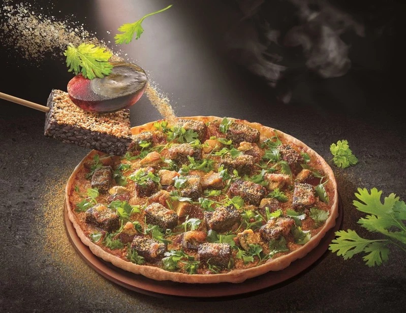 TaiwanNewsEN's tweet photo. Pizza Hut Taiwan unleashes cilantro century egg pig's blood cake pizza https://t.co/C5XsX5ae8s https://t.co/KytYYSuOAO
