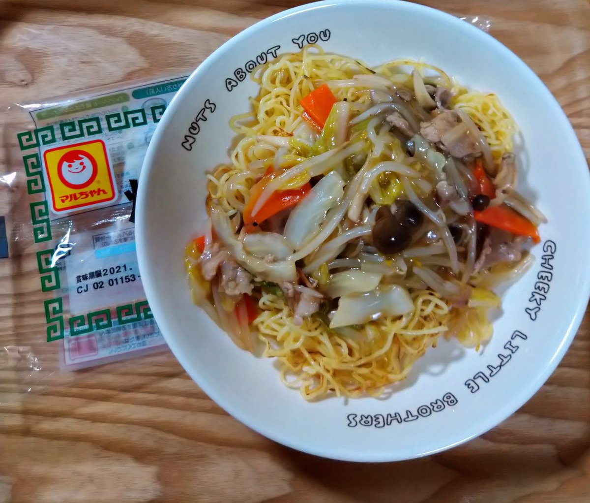 けろ V Twitter マルちゃん焼そば塩アレンジ 具材はいつもの焼きそばと一緒です 野菜炒めを作り 水溶き片栗粉であんを作ります 焼きそば の麺をごま油でカリッっと香ばしく焼いて 熱々のあんをかければ あんかけ焼きそばの出来上がり 味付けは付属の粉末