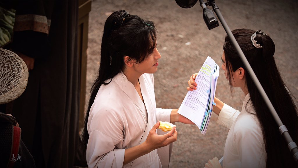 knknkb2's tweet photo. #WuhuCouple #WordOfHonor #WordofHonorBTS  #ATaleOfTheWanderers #山河令 #ShanHeLing 
#天涯客 #TianYaKe #张哲瀚 #ZhangZhehan 
#龚俊 #GongJun #JunZhe #俊哲
This book is very heavy. Let me help you with it.🤣🤣❤️ https://t.co/otTEk5iL69